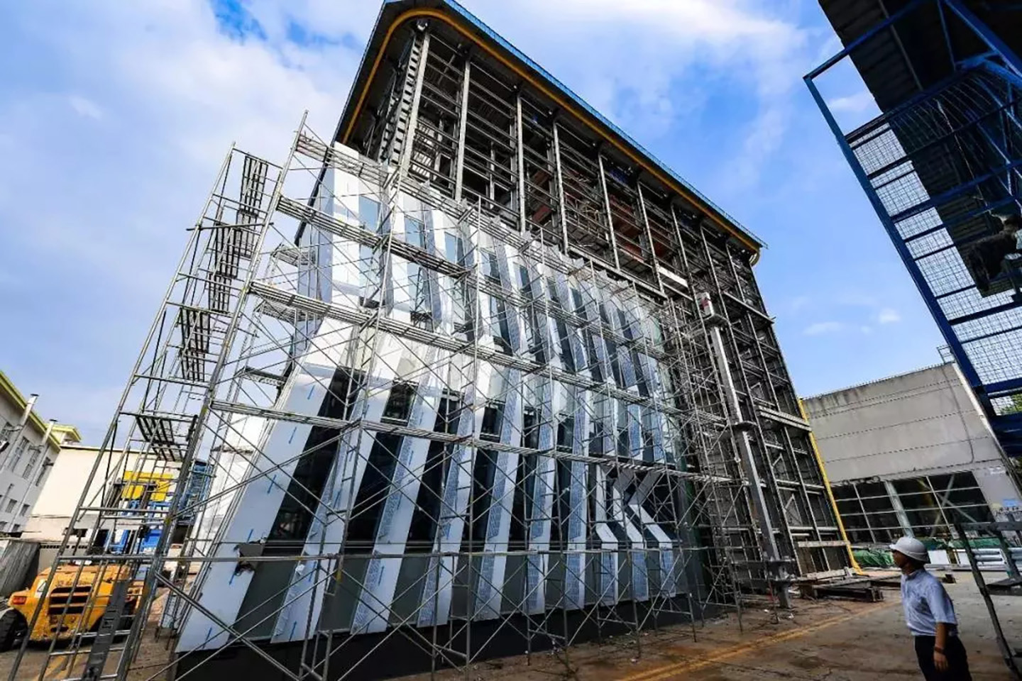 上海建科檢驗應(yīng)用激光光譜儀快速檢測玻璃幕墻鋁合金框架